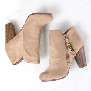 Breckelle’s tan boots